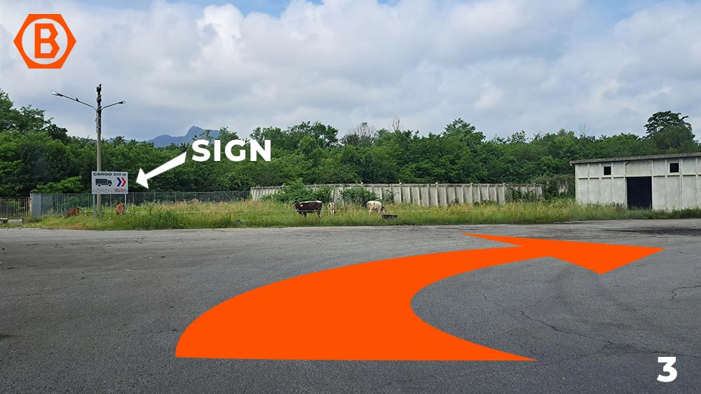 Once you reach the clearing at the bottom of the descent, follow the sign and turn right